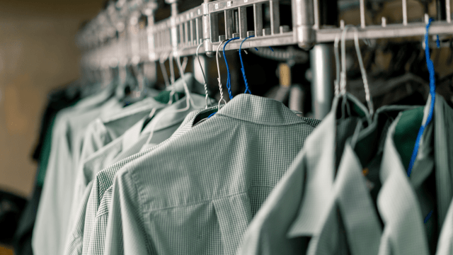 Kosten eigen aan de werkgever: vergoeding voor kledijkosten aangepast door RSZ